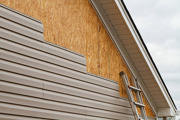 Professional Siding technician working in Manville, NJ